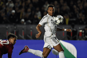 姆巴佩帽子戏法比肩梅西，皇马5-0欧冠客场大捷，被嘲讽只会虐菜