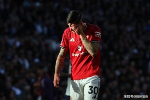 111年耻辱！曼联足总杯一轮游，18岁新星染红，未来只剩一地鸡毛？