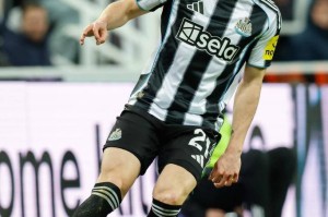 西蒙斯首球助热刺赢得三分：艰难时刻中的闪光时刻与团队精神