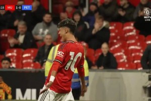 曼联小梅西老特拉福德首次破门！踢得像内马尔，弗爵与之一起看球