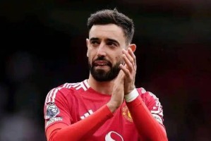 B费正式宣布留队，曼联批准，C罗送上祝福