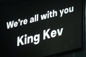 国王凯文激励喜鹊！纽卡斯尔补时绝杀4-3惊天逆转利兹联