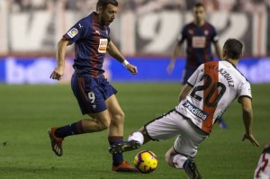 西甲中游生死绞杀！巴列卡诺死磕阿拉维斯：主场强硬派 VS 客场长传王？