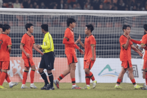 喜讯！U16国足中场加盟欧冠球队，刚穿队服合照