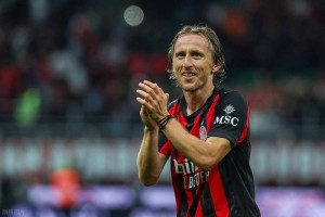 一张合照封神！德布劳内相拥莫德里奇：15次交锋之外的足球浪漫