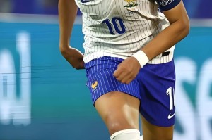 随着巴萨2-1绝杀，马竞1-0，贝蒂斯2-2绝平黄潜，西甲积分榜如下