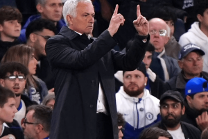 “狂人”回家，三分至上：切尔西1-0贝蒂斯，穆帅温情致谢，马雷斯卡“丑陋”首胜