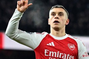 特罗萨德传射，阿森纳4-1终结维拉11连胜，曼城大失所望无缘登顶