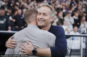 错失绝佳良机！库库雷利亚回做，乔治小禁区直面门将打门被扑！