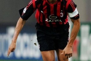 25年一人一城！马尔蒂尼攻防俱佳，米兰退役3号球衣致敬传奇