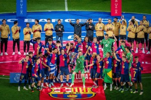 史诗级成就！巴萨2025年37场西甲连续破门轰102球，追平82年前传奇神迹