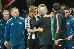 穆帅是纽卡斯尔联队10号球星，小时候最喜欢的教练