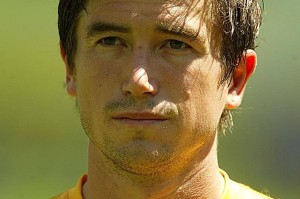 伯纳乌的空气突然凝固，皇马又得红牌了，姆巴佩和阿隆索又赢了