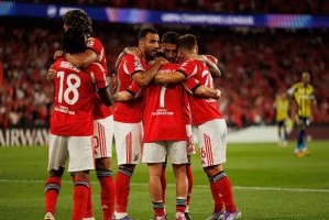 穆里尼奥连续6年缺席欧冠，爱将肘击染红，率队0射正遭淘汰