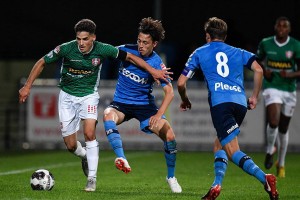 本菲卡的防线如同铜墙铁壁，费内巴切的进攻表现太不稳定