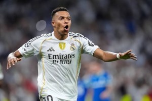 裁判刚掏红牌，姆巴佩立马摘下卡瓦哈尔队长袖标，球迷：能成大事