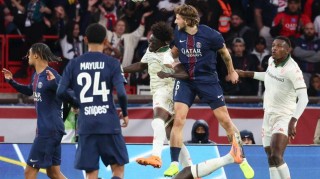 一场1-0完成补时绝杀，法甲霸主险胜，将对决15连胜的拜仁