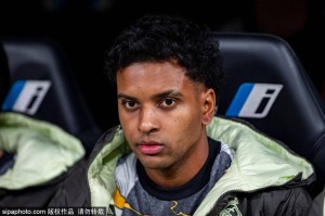 争议不断！西甲裁判穆尼兹连续判罚引热议 皇马塞维利亚战VAR频频纠错